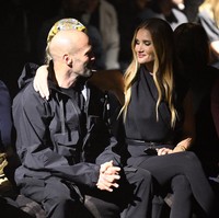 Suatu momen, Rosie merangkul tunangannya sambil menatap mesra. (Foto: Karwai Tang/WireImage)