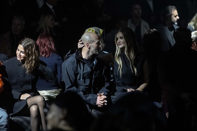 Model sekaligus aktris ini kemudian mengelus kepala Jason. Aktor berkepala botak itu juga tampak menikmati momen tersebut. (Foto: Jeff Moore/PA Images via Getty Images)