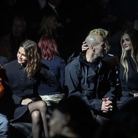 Model sekaligus aktris ini kemudian mengelus kepala Jason. Aktor berkepala botak itu juga tampak menikmati momen tersebut. (Foto: Jeff Moore/PA Images via Getty Images)