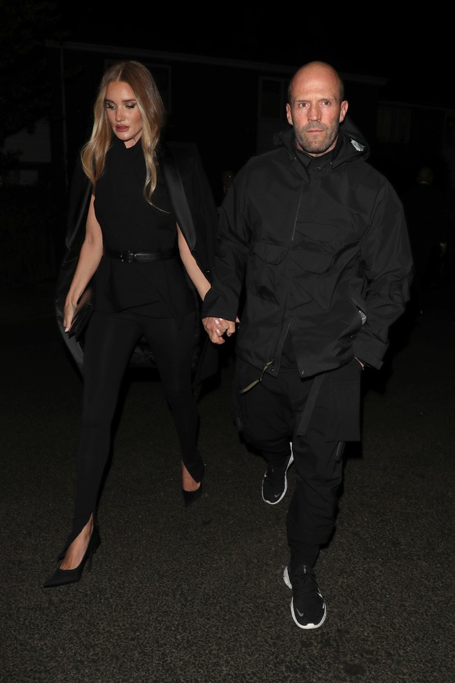 Kemesraan berlanjut di luar lokasi. Keduanya keluar saling bergandengan tangan. (Foto: Neil Mockford/Ricky Vigil M/GC Images)