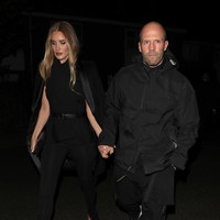 Kemesraan berlanjut di luar lokasi. Keduanya keluar saling bergandengan tangan. (Foto: Neil Mockford/Ricky Vigil M/GC Images)