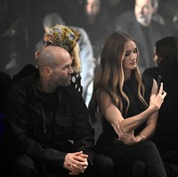 Saat fashion show, Rosie sesekali mengabadikan beberapa look yang diperagakan. Fashion show ini sekaligus menandai koleksi perdana desainer Daniel Lee untuk rumah mode Inggris tersebut. (Foto: Gareth Cattermole/BFC/Getty Images)