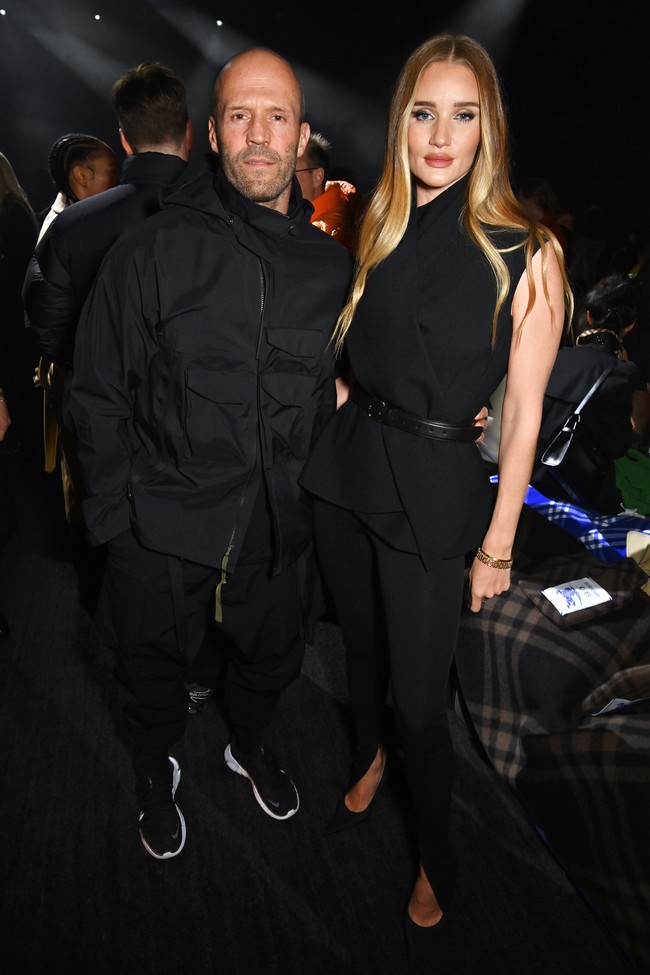 Fashion show Burberry yang digelar dalam rangkaian London Fashion Week Fall 2023 bertaburan bintang. Di antara para tamu, tampak pasangan selebriti Rosie Huntington-Whiteley dan Jason Statham. (Foto: Dave Benett/Getty Images for Burberry)