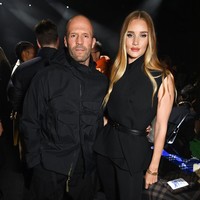 Fashion show Burberry yang digelar dalam rangkaian London Fashion Week Fall 2023 bertaburan bintang. Di antara para tamu, tampak pasangan selebriti Rosie Huntington-Whiteley dan Jason Statham. (Foto: Dave Benett/Getty Images for Burberry)
