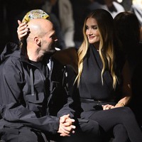 Fashion show Burberry terasa seperti momen kencan bagi pasangan yang bertunangan pada 2016 ini. (Foto: Karwai Tang/WireImage)