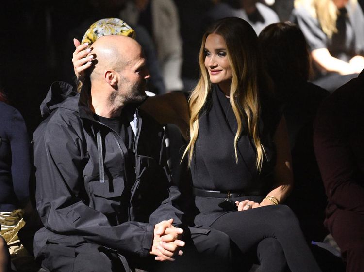 Foto: Rosie Huntington Elus Mesra Kepala Botak Jason Statham di Show Burberry