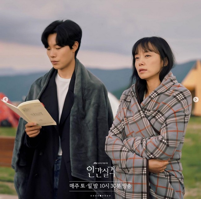 Ini bukan kali pertama Jeon Do Yeon dipasangkan dengan berondong. Sebelumnya dia membintangi drama Korea Lost dengan Ryu Jun Yeol yang 13 tahun lebih muda. Foto: dok. Instagram @doyeonnne