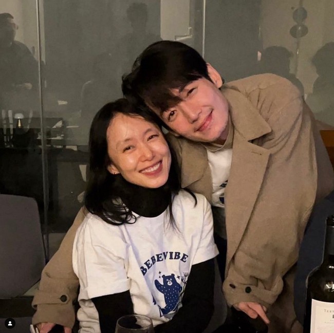 Perbedaan usia pasangan drama Korea Crash Couse in Romance pun menjadi sorotan. Sebab Jeon Do Yeon diketahui 10 tahun lebih tua dari Jung Kyung Ho. Hal itu membuat keduanya tidak terlihat cocok dengan satu sama lain. Foto: dok. Instagram @doyeonnne