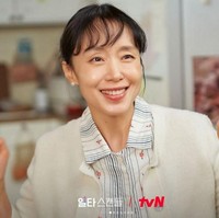 Penonton menyebut gaya Jeon Do Yeon dalam drama Korea Crash Course in Romance membuatnya semakin terlihat tua. Foto: dok. Instagram @doyeonnne