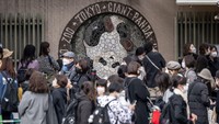 Orang-orang mengantre untuk melihat panda raksasa betina Xiang Xiang sebelum dia kembali ke Tiongkok, di Taman Zoologi Ueno di Tokyo, Sabtu (19/2/2023).  