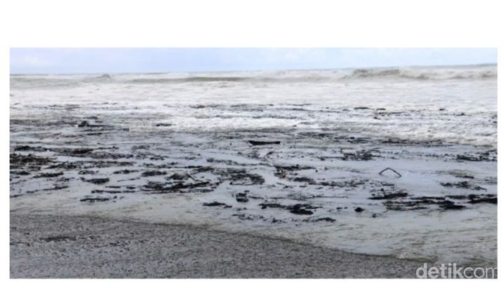 Kapal tanker bermuatan aspal bocor di Nias Utara. Akibatnya laut di sana tercemar hingga radius 50 km.