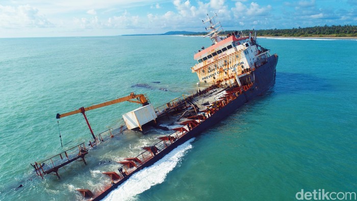Kapal tanker bermuatan aspal bocor di Nias Utara. Akibatnya laut di sana tercemar hingga radius 50 km.