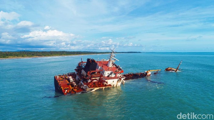 Kapal tanker bermuatan aspal bocor di Nias Utara. Akibatnya laut di sana tercemar hingga radius 50 km.