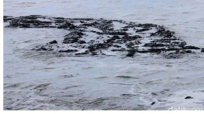Kapal tanker bermuatan aspal bocor di Nias Utara. Akibatnya laut di sana tercemar hingga radius 50 km.