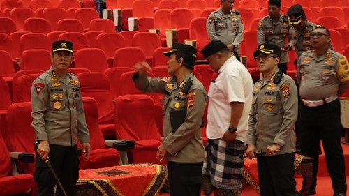 Kapolda Bali Irjen Putu Jayan Danu Putra mengecek proyek renovasi Gedung Ksirarnawa Taman Budaya (Art Center) Provinsi Bali di Denpasar untuk venue pengundian Piala Dunia U20.