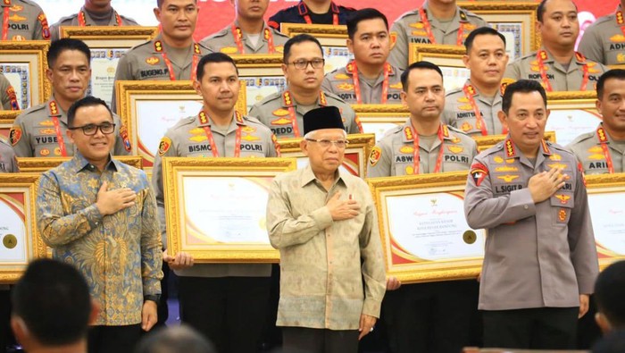 Kapolrestabes Surabaya saat menerima penghargaan pelayanan prima MenPAN-RB di Jakarta
