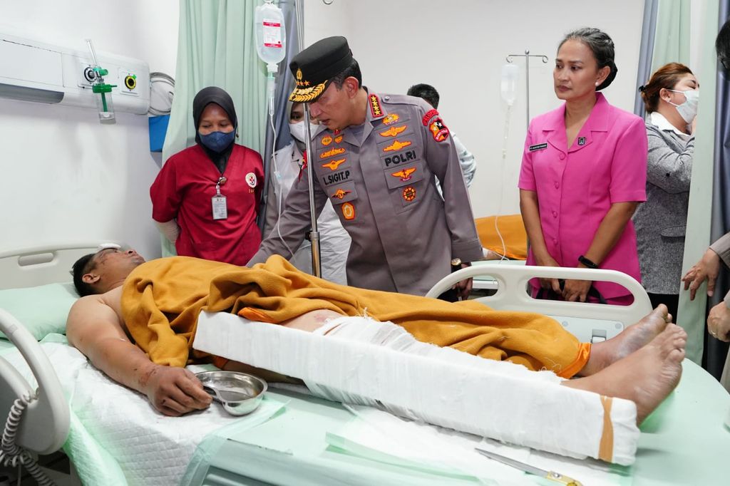 Kapolri Jenderal Listyo Sigit menjenguk Kapolda Jambi dkk