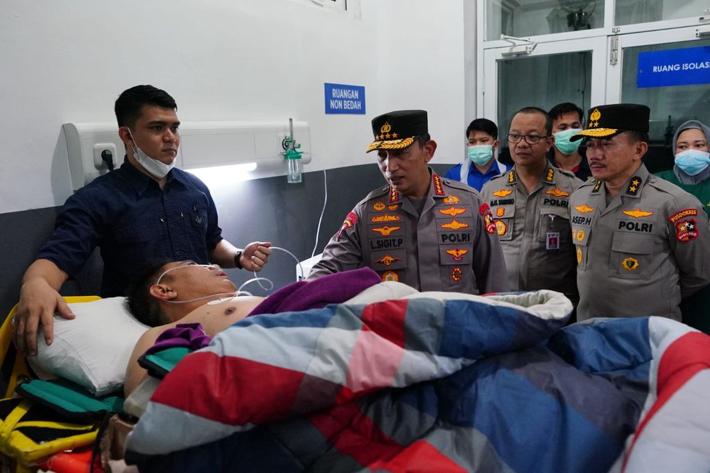 Kapolri Jenderal Listyo Sigit menjenguk Kapolda Jambi dkk