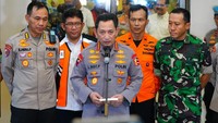 Kapolri Jenderal Listyo Sigit Prabowo memastikan helikopter yang ditumpangi Irjen Rusdi Hartono dan rombongan dalam kondisi baik. Pendaratan darurat dilakukan karena faktor cuaca buruk. 