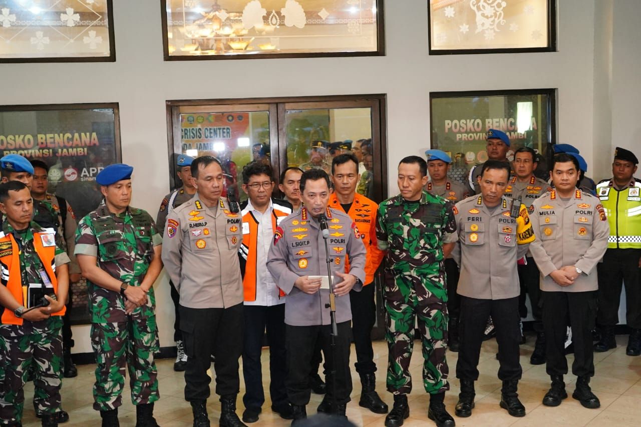Kapolri Jenderal Listyo Sigit Prabowo jumpa pers terkait evakuasi kecelakaan heli Kapolda Jambi dan rombongan