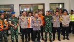 Momen Kapolri Berbincang dengan Kapolda Jambi yang Berhasil Dievakuasi