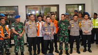 Jenderal Sigit berterima kasih kepada seluruh pihak yang ikut serta dalam proses evakuasi kedelapan penumpang heli yang mendarat darurat di hutan tersebut. Baik itu dari TNI, Basarnas, pihak swasta hingga masyarakat.
