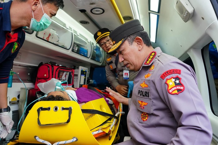 Kapolri Jenderal Listyo Sigit sempat berbincang singkat dengan Kapolda Jambi Irjen Rusdi Hartono yang baru saja dievakuasi