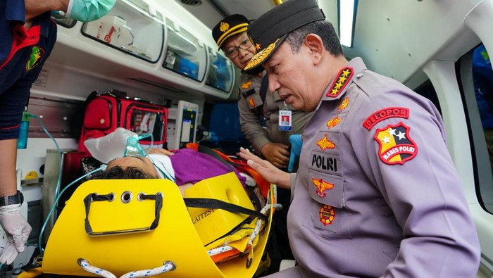 Kapolri Jenderal Listyo Sigit sempat berbincang singkat dengan Kapolda Jambi Irjen Rusdi Hartono yang baru saja dievakuasi