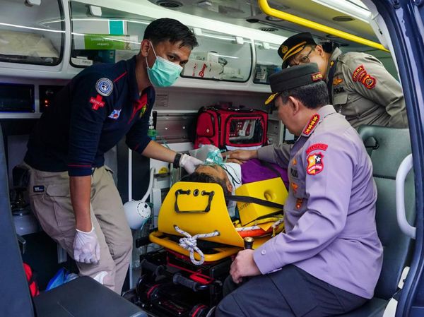 Momen Kapolri Berbincang dengan Kapolda Jambi yang Berhasil Dievakuasi