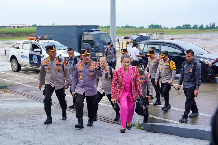 Kapolri Jenderal Listyo Sigit sempat berbincang singkat dengan Kapolda Jambi Irjen Rusdi Hartono yang baru saja dievakuasi Kapolri Jenderal Listyo Sigit sempat berbincang singkat dengan Kapolda Jambi Irjen Rusdi Hartono yang baru saja dievakuasi