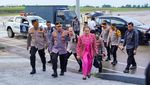 Momen Kapolri Berbincang dengan Kapolda Jambi yang Berhasil Dievakuasi