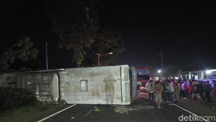 Kecelakan bus Sugeng Rahayu terguling di Nganjuk