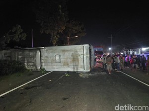 Bus Sugeng Rahayu Ugal-ugalan Terguling di Nganjuk