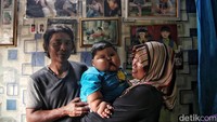 Pitriah yang berprofesi sebagai ibu rumah tangga mengaku mengalami kesulitan ekonomi untuk memenuhi kebutuhan sehari-hari baginya dan anak-anaknya. Suaminya hanya buruh empang yang penghasilannya tidak menentu, rata-rata Rp 50 ribu sehari.  