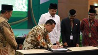 Pemerintah dan Badan Zakat Nasional (Baznas) serta Lembaga Amil Zakat (Laz) pusat, provinsi, kabupaten/kota, sepakat menandatangani Nota Kesepahaman (MoU) terkait komitmen kolaborasi pendistribusian dan pendayagunaan dana zakat, infak dan dana sosial keagamaan lainnya. Komitmen ini dikukuhkan dalam penutupan Rapat Koordinasi Nasional (Rakornas) Zakat 2023 bertajuk ‘Menguatkan Kolaborasi dan Sinergi Program Maslahat Keagamaan Umat, yang digelar di Jakarta, Selasa (21/2/2023). 