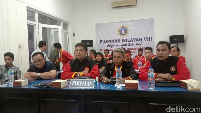 Ketua PAN Sumut Ahmad Fauzan (dua kiri) saat konferensi pers di Medan