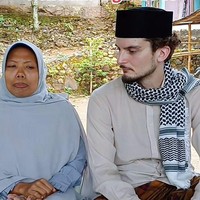 Jawad sempat menanyakan syarat untuk menikahi Mauni. Selain itu, Jawad masih menghitung tabungannya agar tidak terjebak di Indonesia dan kekurangan uang. Ia pun berjanji untuk menunggu satu bulan sebelum menikahi Mauni. “Saya bilang saya tunggu kamu. Kami bisa menikah Februari. Kami lalui sebulan itu dan saya bilang jika kamu tidak datang ke Indonesia pada Februari, berarti kamu siap-siap mencari orang lain, imbuhnya mengenang perjuangan cintanya.Foto: Dok. TikTok @lombokdokumen.