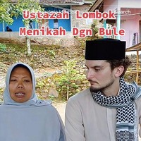 Jawad tampak mengenakan peci hitam, sorban yang dililitkan ke leher, baju koko, dan sarung. Sedangkan sang ustazah memakan hijab dan gamis warna royal blue. Foto: Dok. TikTok @lombokdokumen.