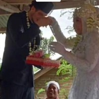 Inilah momen pernikahan Jawad dan Mauni. Dikutip dari Detik Bali, ustazah Mauni Imran Ruslan (35) merupakan warga Dusun Batu Bintang, Desa Ranggagata, Lombok Tengah, Nusa Tenggara Barat (NTB). Sedangkan sang bule Belgia bernama lengkap Jawad Adrien Boosten (32). Foto: Dok. TikTok @lombokdokumen.