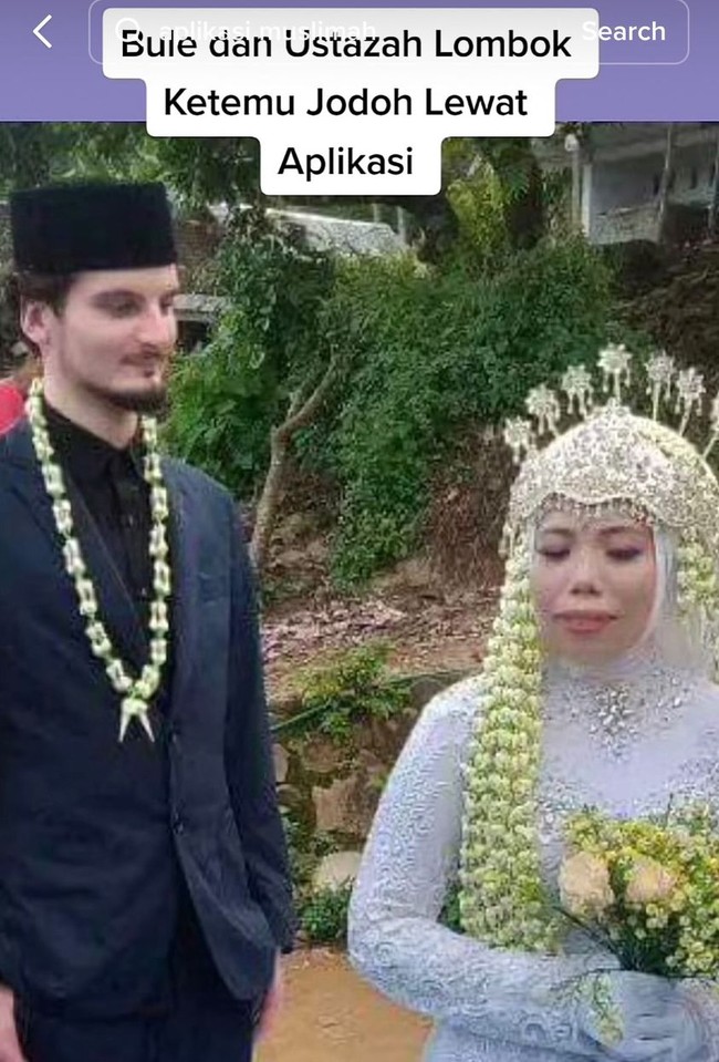 Ustazah yang dinikahi bule tersebut diketahui bernama Mauni. Dan pria Belgia, suami Mauni bernama Jawad. Dalam video yang beredar Mauni dan Jawad sedang duduk bersanding dengan seorang pria bule. Foto: Dok. TikTok @lombokdokumen.