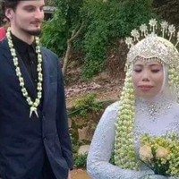 Ustazah yang dinikahi bule tersebut diketahui bernama Mauni. Dan pria Belgia, suami Mauni bernama Jawad. Dalam video yang beredar Mauni dan Jawad sedang duduk bersanding dengan seorang pria bule. Foto: Dok. TikTok @lombokdokumen.