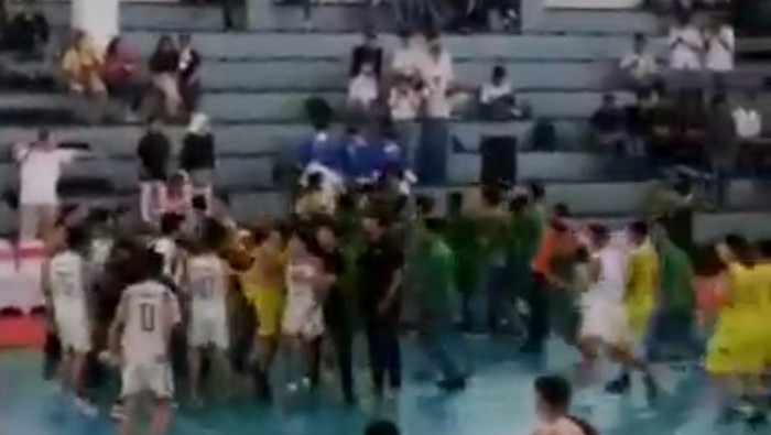 Kompetisi basket Piala Wali Kota Surabaya ricuh