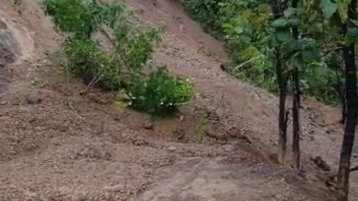 Kondisi longsor di Barru, Sulsel menutup penuh akses warga antar desa.