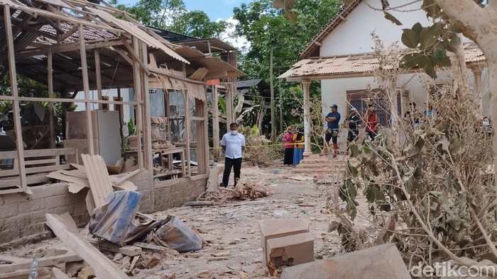 Kondisi rumah akibat ledakan petasan di Blitar