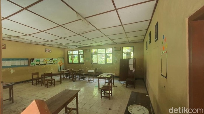 Kondisi satu ruang kelas di SDN Candibaru I Gunungkidul yang rusak dan tidak dipergunakan selama 3 tahun terakhir, Selasa (21/2/2023).