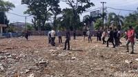 Ketua F-PDIP DPR RI Utut Adianto mengunjungi lokasi Rumah Singgah Bung Karno yang sudah rata dengan tanah. (Jeka Kampai/detikSumut)