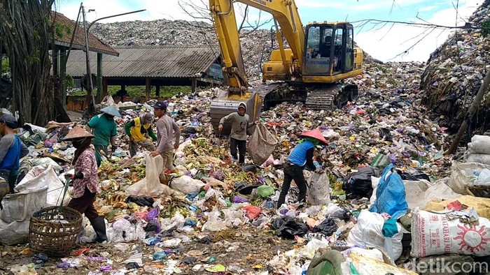 Kondisi TPA Degayu, Kota Pekalongan, overload hingga menjulang bak bukit, Selasa (21/2/2023).