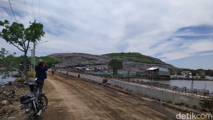 Kondisi TPA Degayu, Kota Pekalongan, overload hingga menjulang bak bukit, Selasa (21/2/2023).