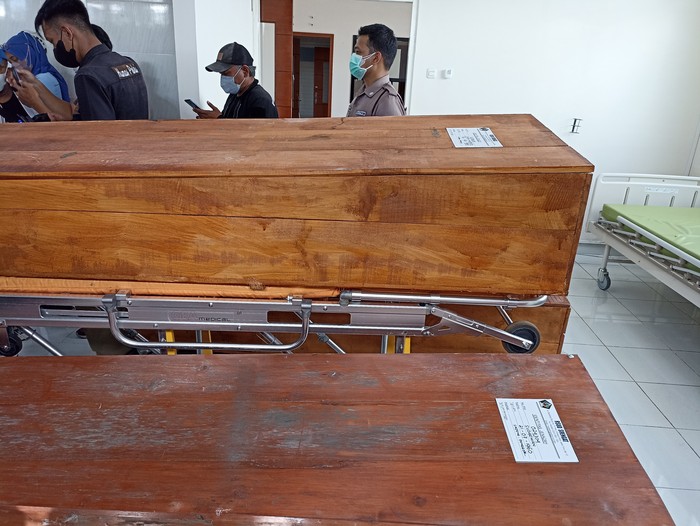 korban ledakan di blitar akan dimakamkan satu liang lahat