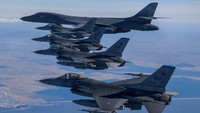 Korea Selatan dan Amerika Serikat menggelar latihan militer mendadak. Latihan ini sebagai tanggapan atas peluncuran Hwasong-15, rudal balistik antarbenua (ICBM) Korea Utara sehari sebelumnya.  